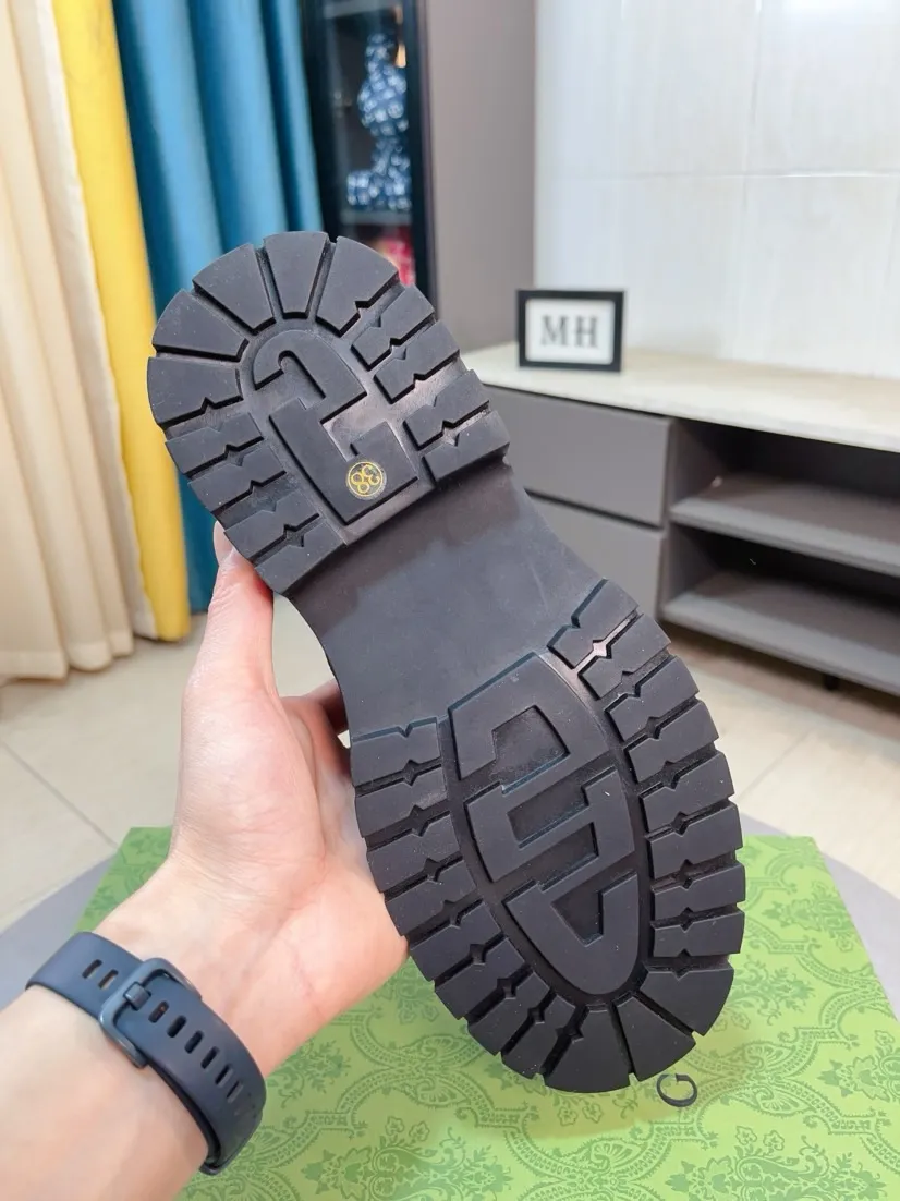 Men's shoes 💰540🌸🌸 (GUCCI) [cow lining plus velvet optional] [can be made without standard] New product Martin boots imported from Canada with full top layer high mercerized frosted fabric, punched using 3D digital technology, high-end and classy, ​​versatile to wear, full of three-dimensionality, close pictures will make you obsessed with the leather. You can't extricate yourself ~ the best on the market.          Fabric: Cowhide/Embossed Lining: Cowhide.          Please make a note when placing an order, sizes: 38-44 (37, 45, 46 can be customized and cannot be returned or exchanged) 5 colors available; black, gray, khaki, coffee, and earthy yellow